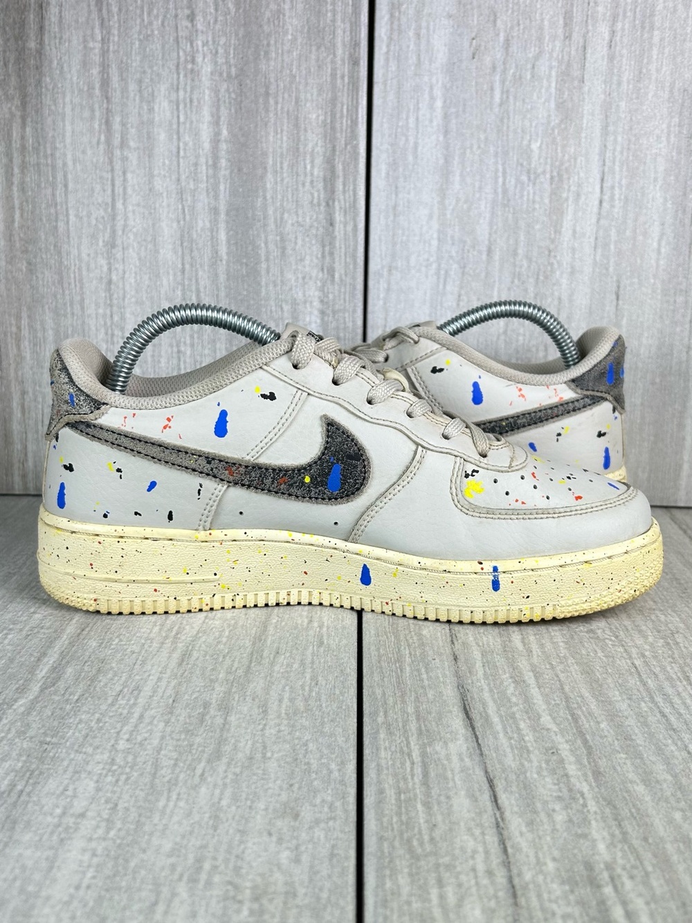 Nike Air Force 1 One LV8 Taupe Paint Splatter Sneaker Shoes Womens Size 8.5 7Y - Picture 3 of 11